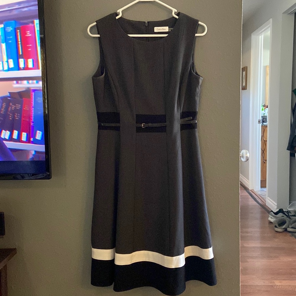 Sleeveless work dress with belt